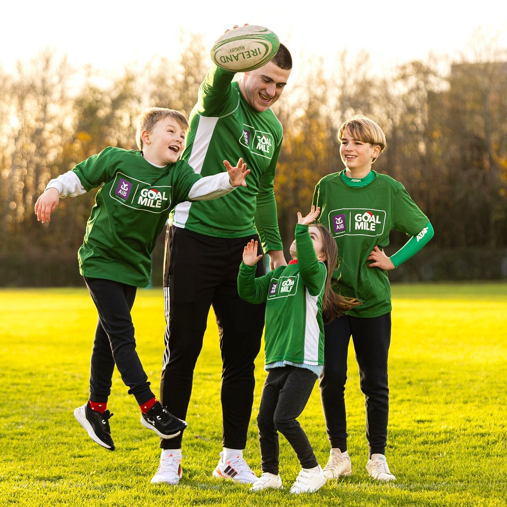 Dan Sheehan, Irish International Rugby Player, with Billy Sutton (age 6 years, Booterstown), Isobel Coady (age 5 years, Blackrock), and Harrison Doherty (age 11 years, Shankill) (1)
